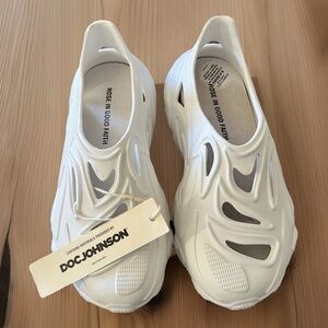 Rose In Good Faith Shoes in men's size 9 are a stylish and comfortable